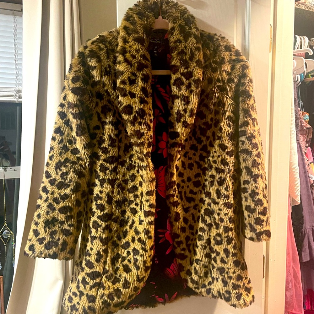 Iron Fist sz small GORGEOUS Faux fur Leopard coat w/floral satin lining LIKE NEW